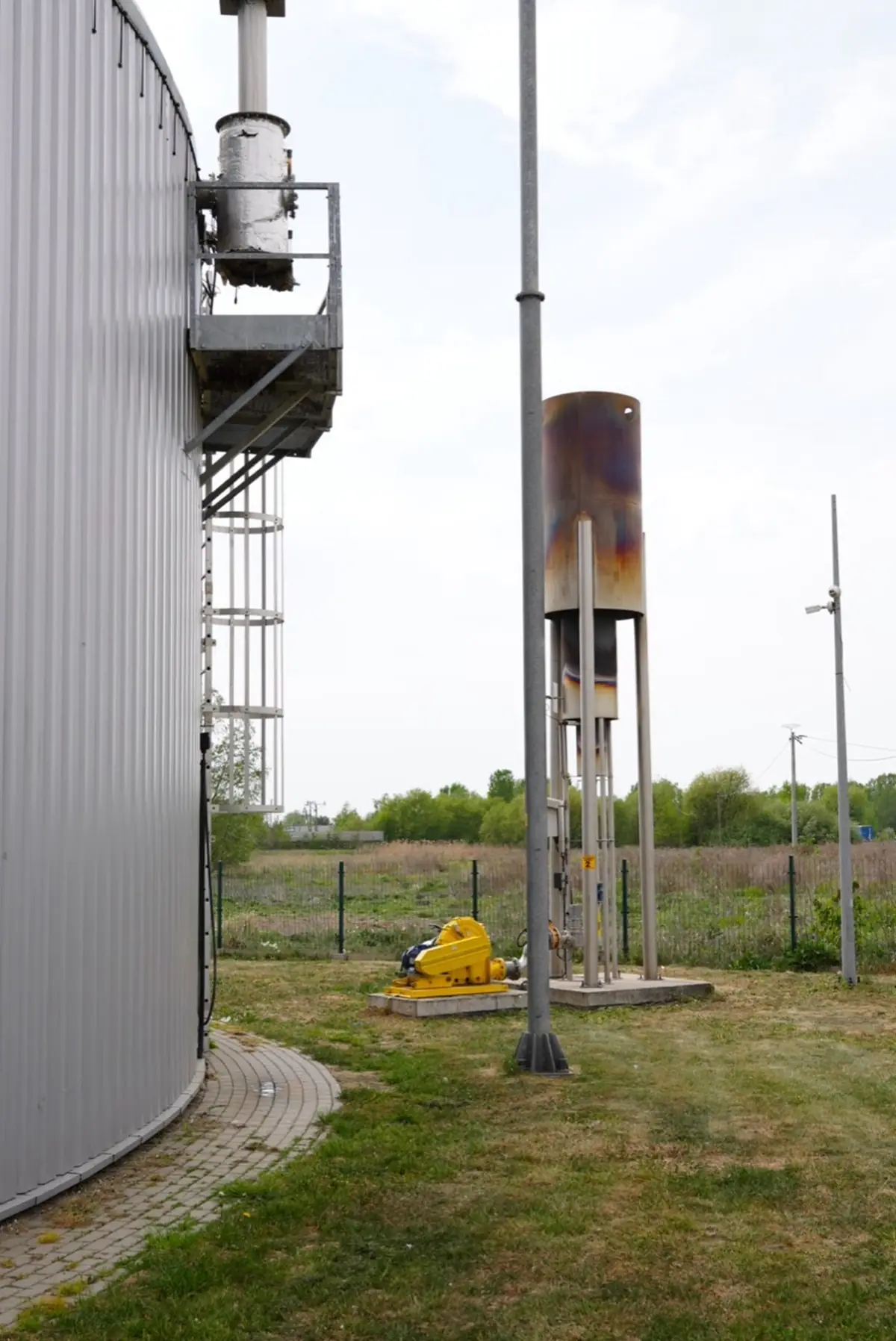 Fragment instalacji biogazowej ze zbiornikiem i wyposażeniem technicznym